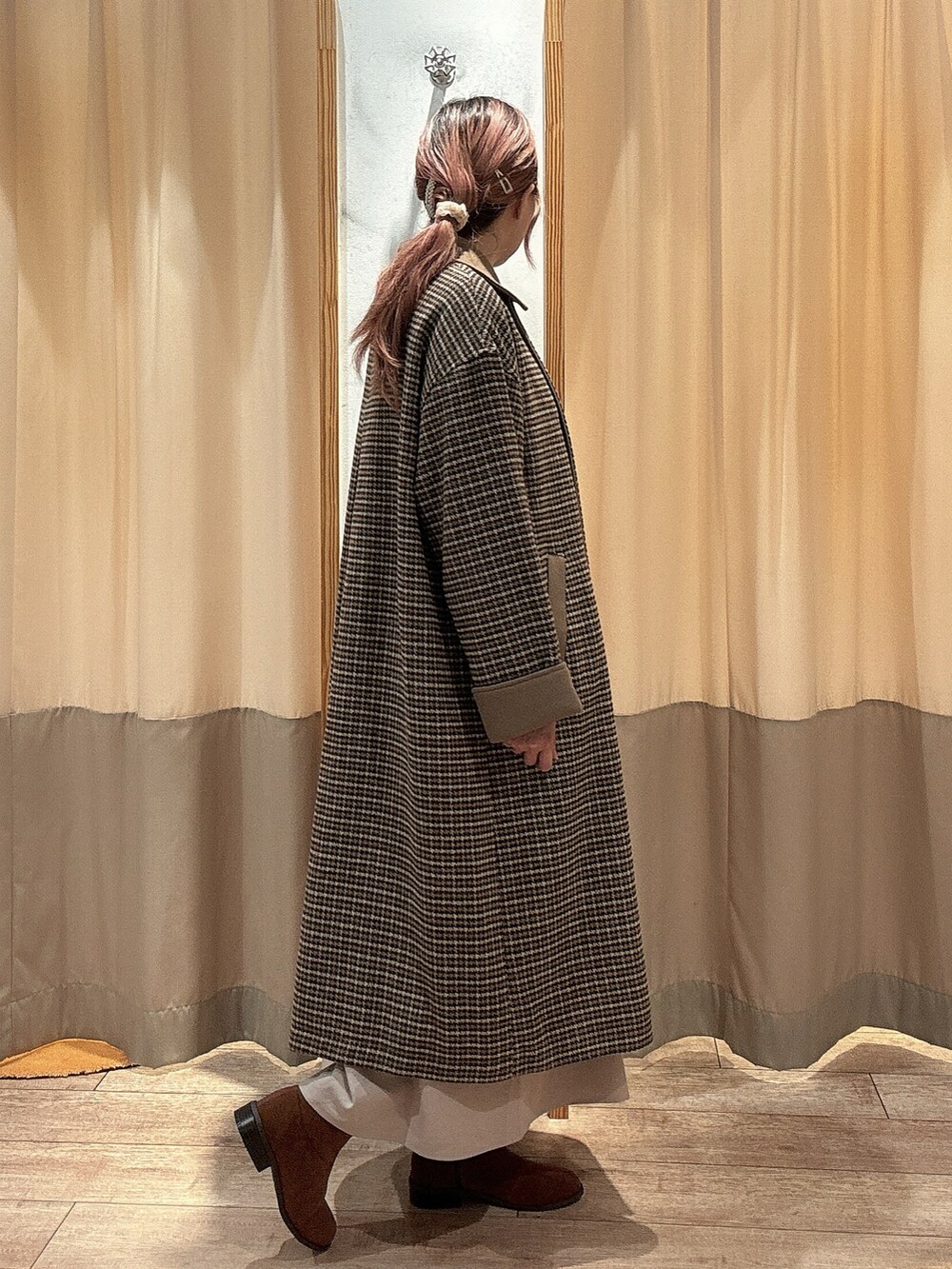 ブラウン系のその他アウター、ベージュ系のワンピース、イエロー系のブーツを着用したレディースの秋コーディネートの2枚目の写真