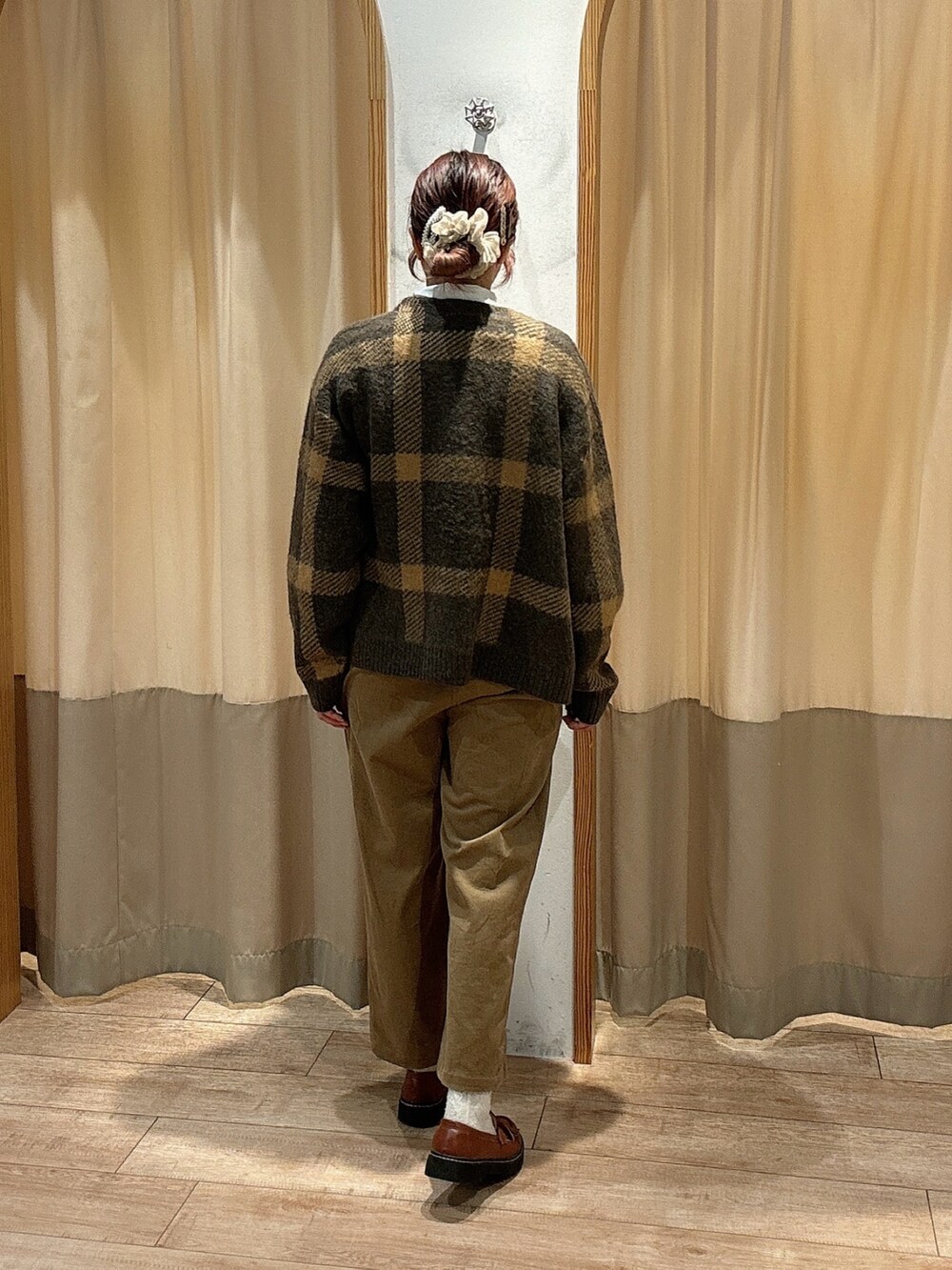 ホワイト系のシャツ/ブラウス、ブラウン系のカーディガン/ボレロ、ベージュ系のその他パンツを着用したレディースの冬コーディネートの2枚目の写真