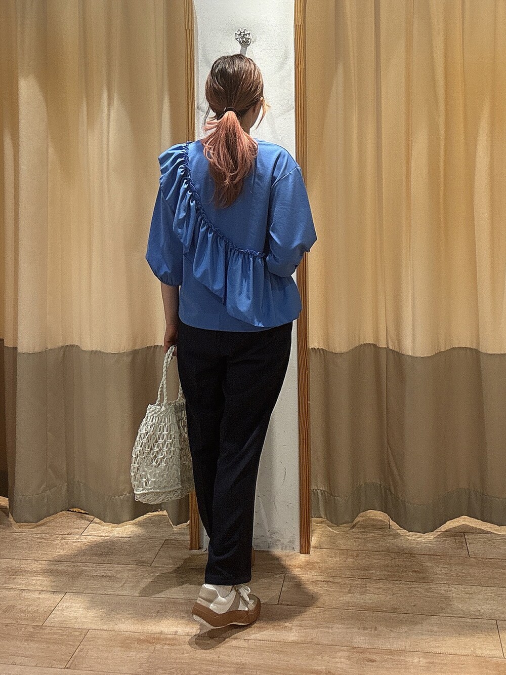 ブルー系のTシャツ/カットソー、ブルー系のその他パンツ、ホワイト系のハンドバッグを着用したレディースの春コーディネートの2枚目の写真