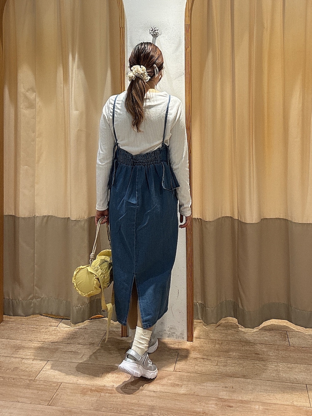 「デニム、デニムワンピース、ぺプラム、春コーデ、カジュアル、Samansa Mos2 blue」｜「Samansa Mos2 blueの【ECO DENIM】ペプラムキャミワンピース（ワンピース、ブルー系）」を使った、りさん（レディース・159cm）の春コーディネートの2枚目の写真