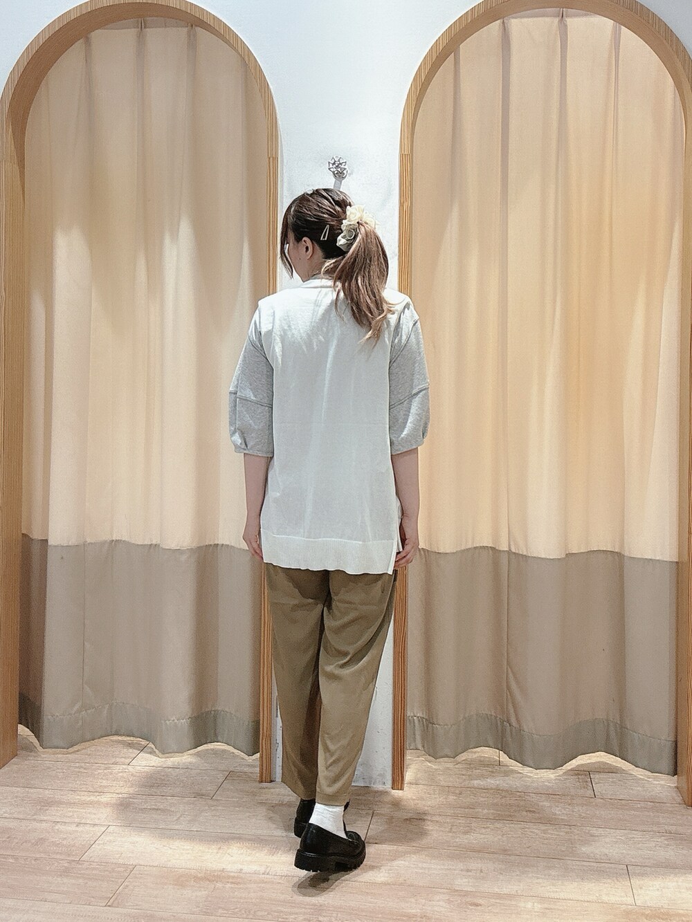 ブラック系のTシャツ/カットソー、ホワイト系のニット/セーター、ベージュ系のその他パンツを着用したレディースの夏コーディネートの2枚目の写真