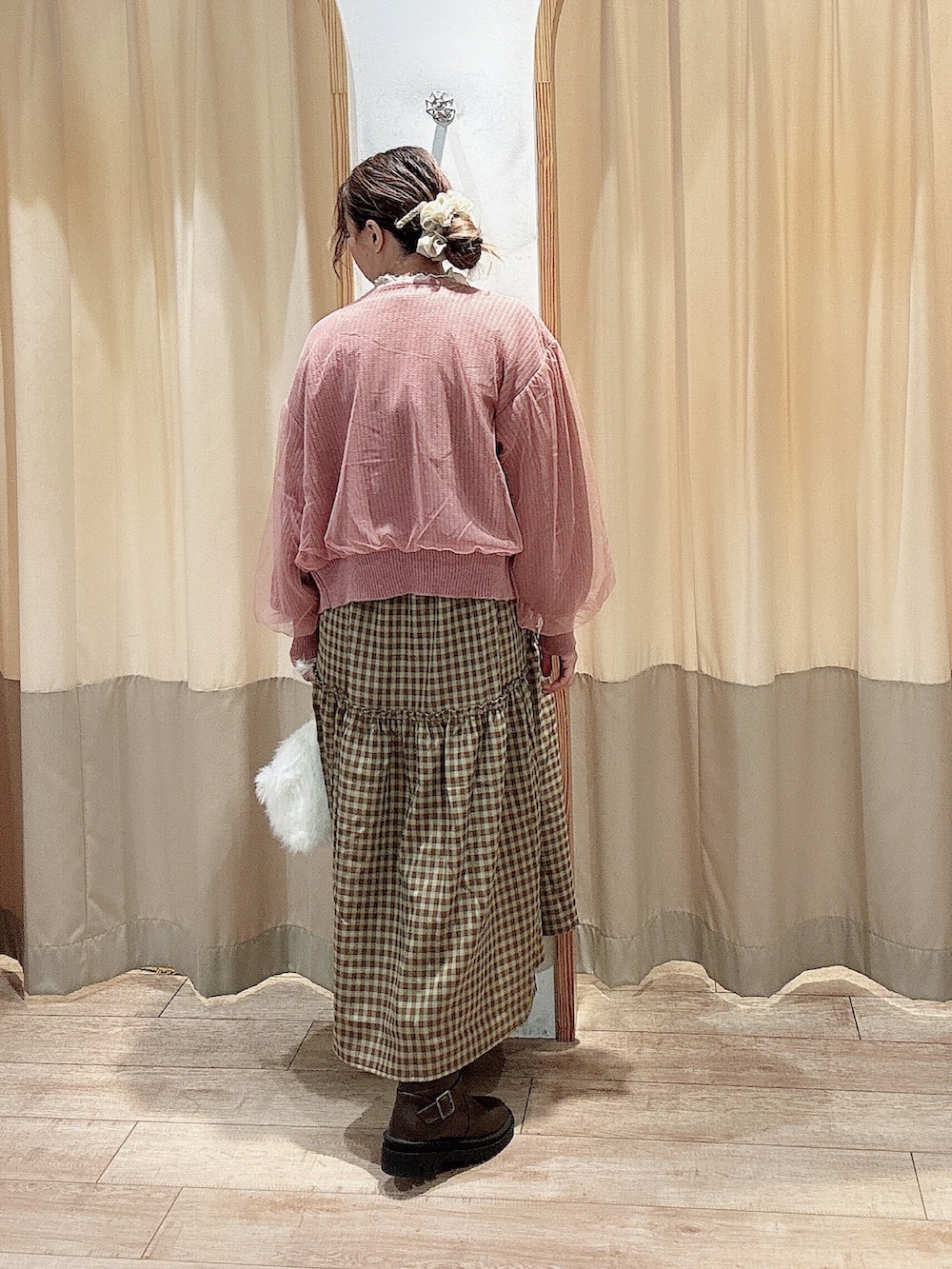 ホワイト系のTシャツ/カットソー、ピンク系のカーディガン/ボレロ、グリーン系のワンピースを着用したレディースの秋コーディネートの2枚目の写真