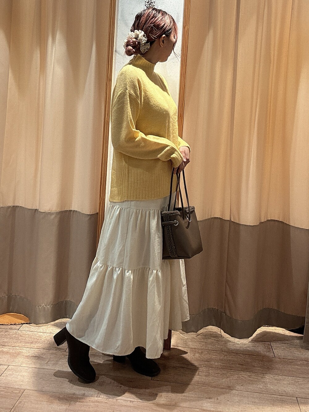 「秋冬コーデ、ニットコーデ、オトナ女子、ティアードスカート、カラー×コーデ、イエローコーデ、カジュアルコーデ、カジュアル、Samansa Mos2 blue」｜「Samansa Mos2 blueのヤクタッチモックネックニット（ニット/セーター、イエロー系）」を使った、りさん（レディース・159cm）の冬コーディネートの2枚目の写真
