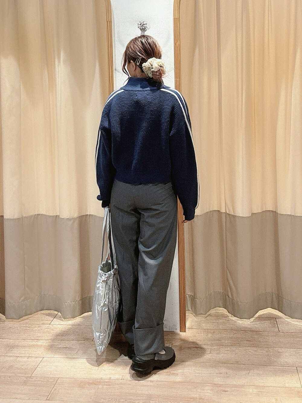 ホワイト系のTシャツ/カットソー、ブルー系のカーディガン/ボレロ、グレー系のその他パンツを着用したレディースの秋コーディネートの2枚目の写真