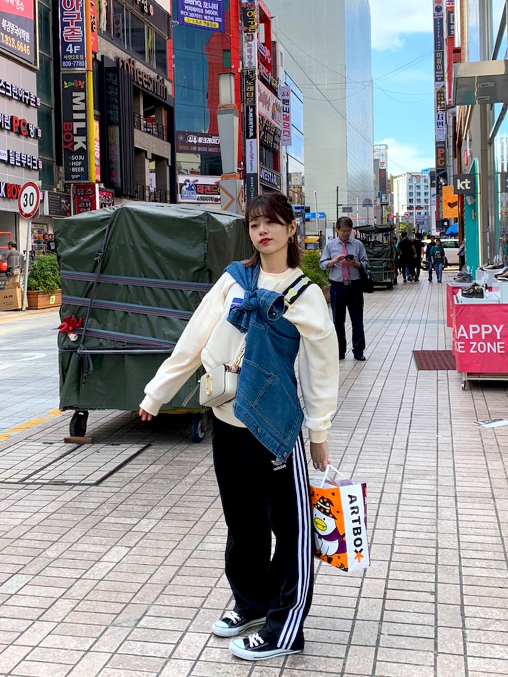 ブラック系のスニーカー、ブラック系のその他パンツ、ブルー系のデニムジャケットを着用したレディースの秋コーディネートの2枚目の写真