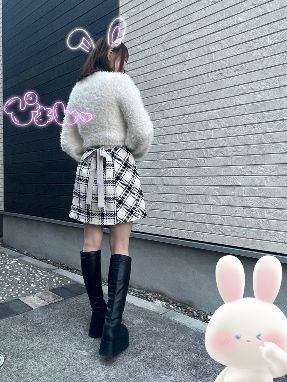 ホワイト系のカーディガン/ボレロ、ホワイト系のTシャツ/カットソー、ブラック系のスカートを着用したレディースの春コーディネートの2枚目の写真