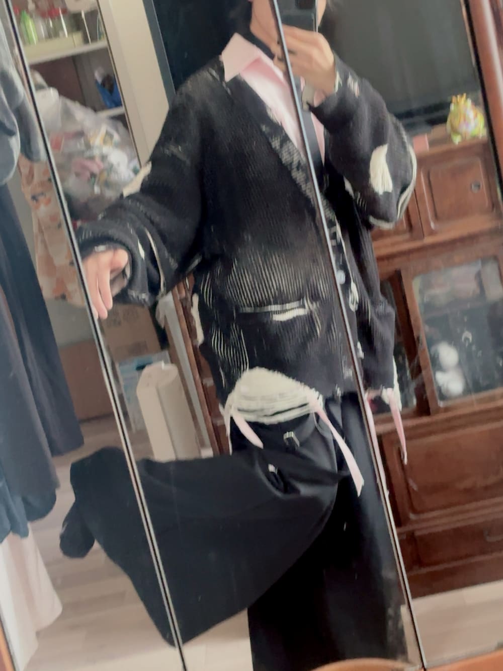 「春めき満開コーデ、春服コーデ、シャツスタイル、ハカマパンツ」｜「GRANCYの【GRANCY】DestructionDesign BigCardigan / ディストラクションデザインビッグカーディガン（カーディガン/ボレロ、ブラック系）」を使った、よっしーさん（メンズ・170cm）の春コーディネートの2枚目の写真