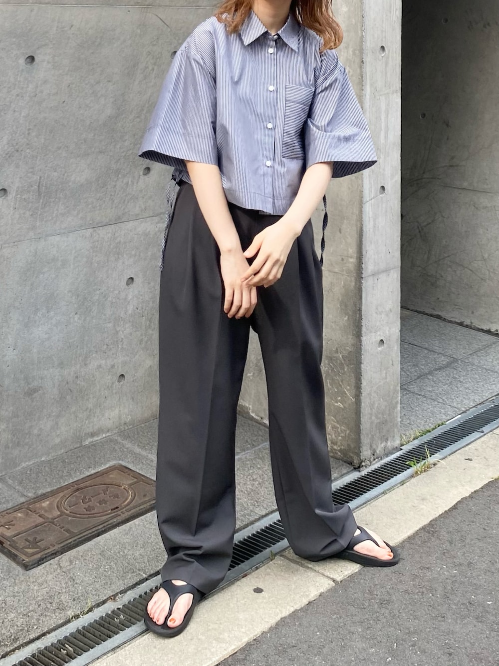 グレー系のその他パンツ、グレー系のシャツ/ブラウス、ブラック系のサンダルを着用したレディースの春コーディネートの5枚目の写真