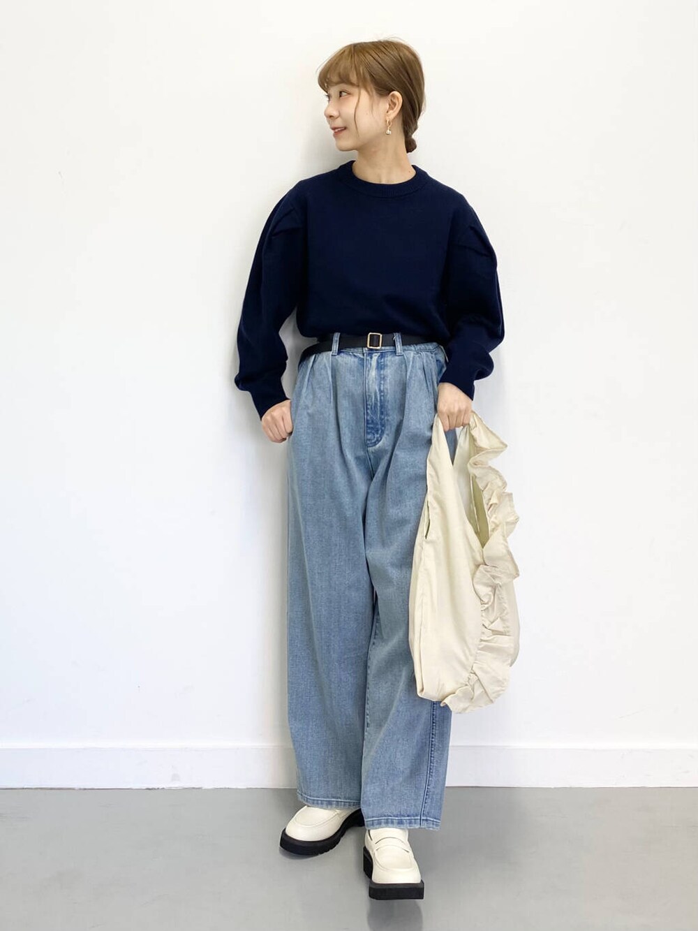 ホワイト系のローファー、ブルー系のデニムパンツ、ホワイト系のトートバッグを着用したレディースの冬コーディネートの5枚目の写真