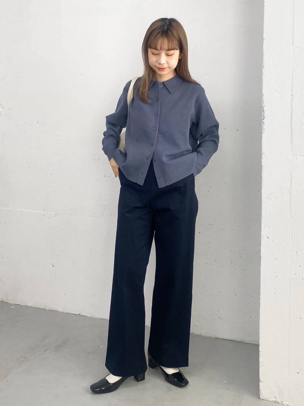 ホワイト系のボストンバッグ、ブルー系のその他パンツ、ブルー系のカーディガン/ボレロを着用したレディースの冬コーディネートの6枚目の写真