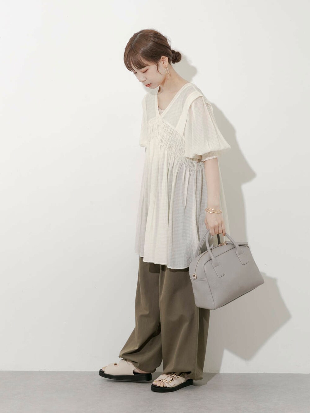 グリーン系のその他パンツ、ホワイト系のワンピース、グレー系のボストンバッグを着用したレディースの夏コーディネートの4枚目の写真