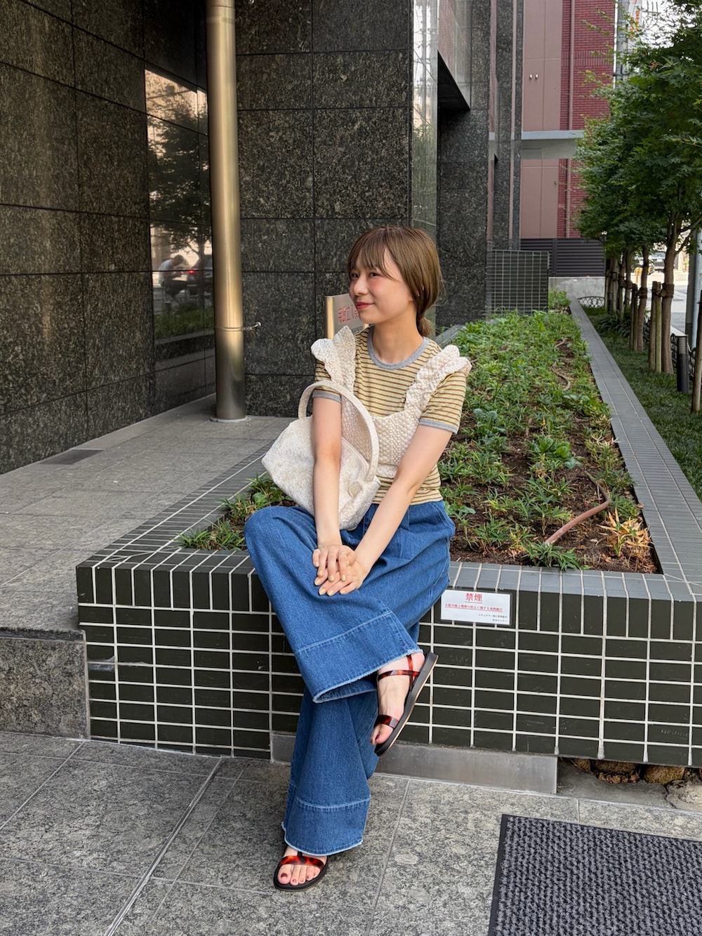 ホワイト系のハンドバッグ、ホワイト系のニット/セーター、イエロー系のTシャツ/カットソーを着用したレディースの秋コーディネートの6枚目の写真
