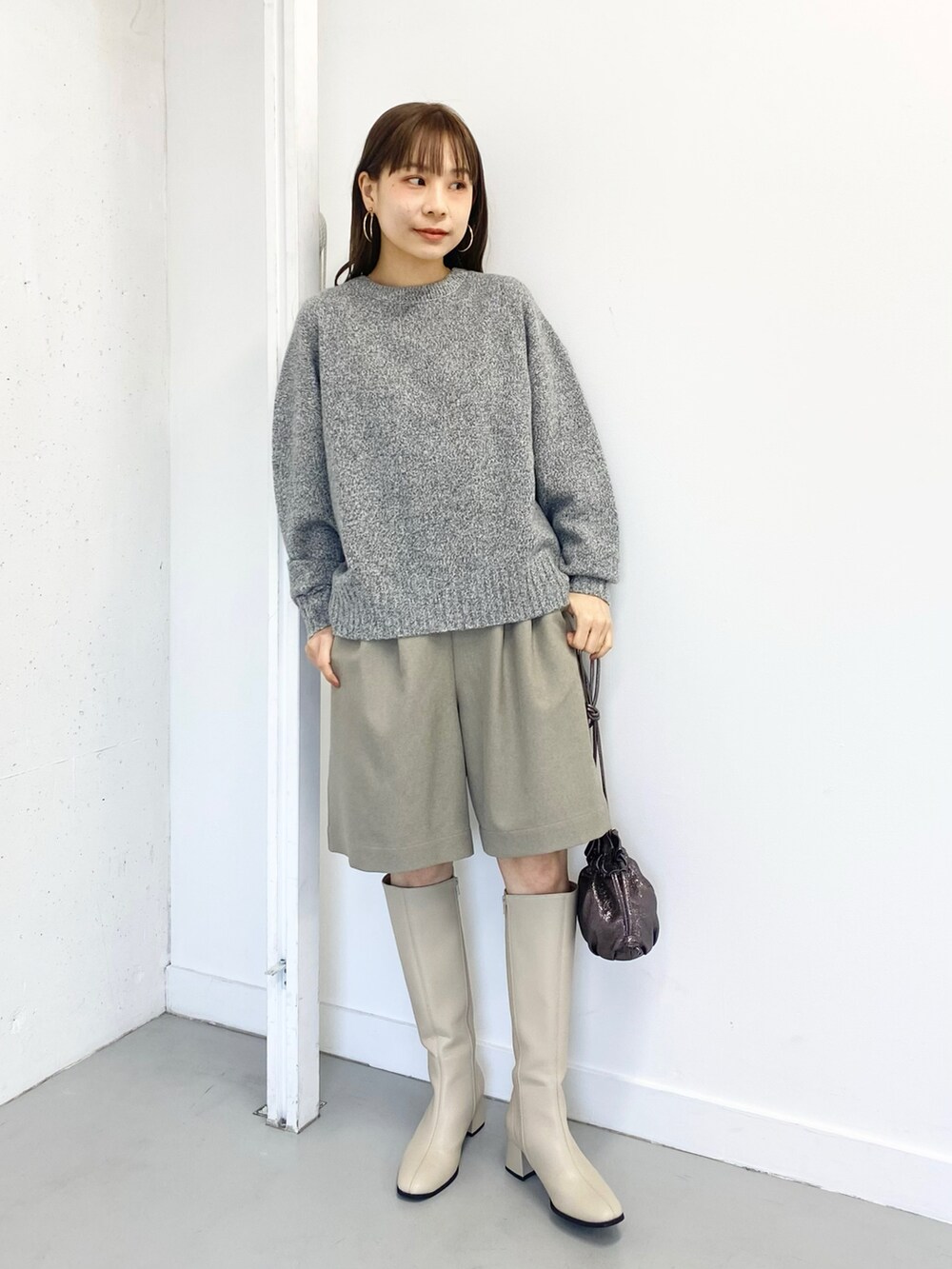 グレー系のニット/セーター、ベージュ系のその他パンツ、ホワイト系のブーツを着用したレディースの冬コーディネートの5枚目の写真