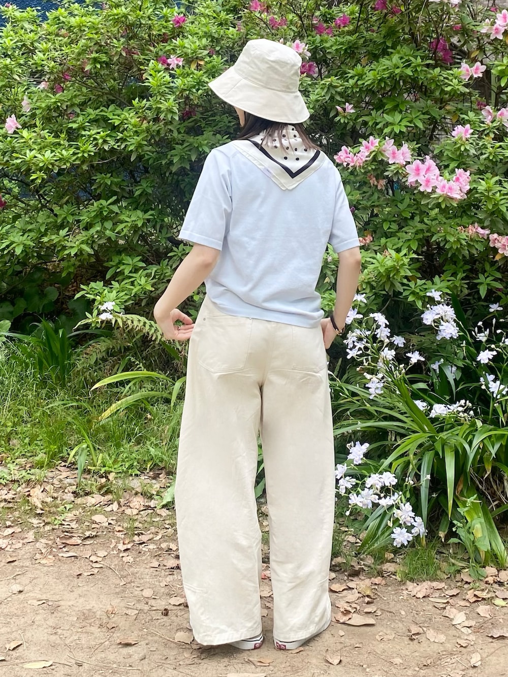 ブルー系のTシャツ/カットソー、ホワイト系のその他パンツ、ホワイト系のハットを着用したレディースの春コーディネートの2枚目の写真