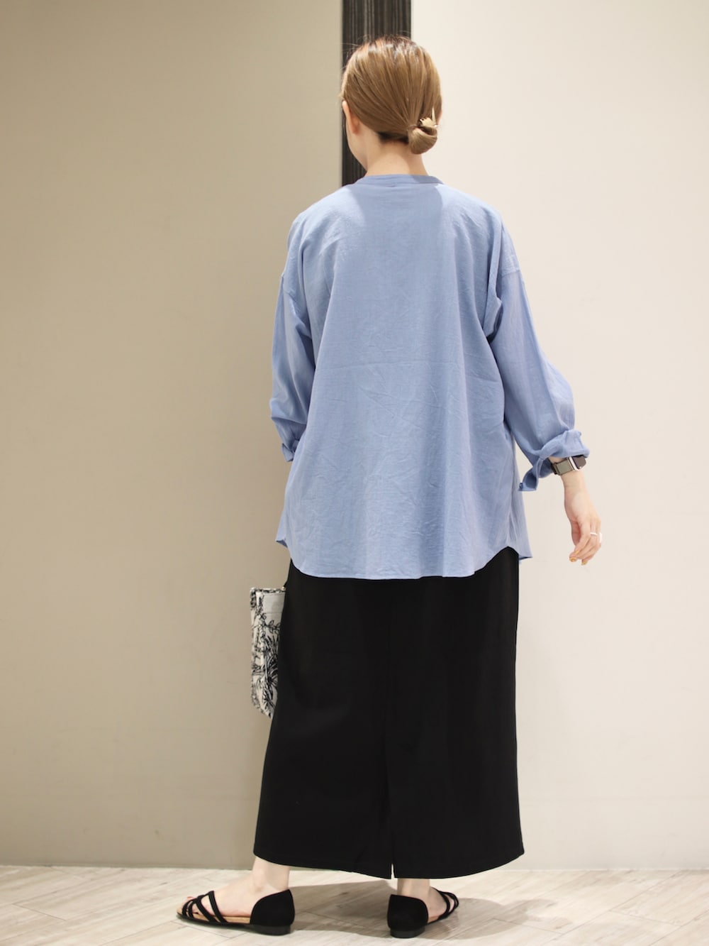 ブルー系のシャツ/ブラウス、ブラック系のワンピース、ブラック系のトートバッグを着用したレディースの夏コーディネートの3枚目の写真