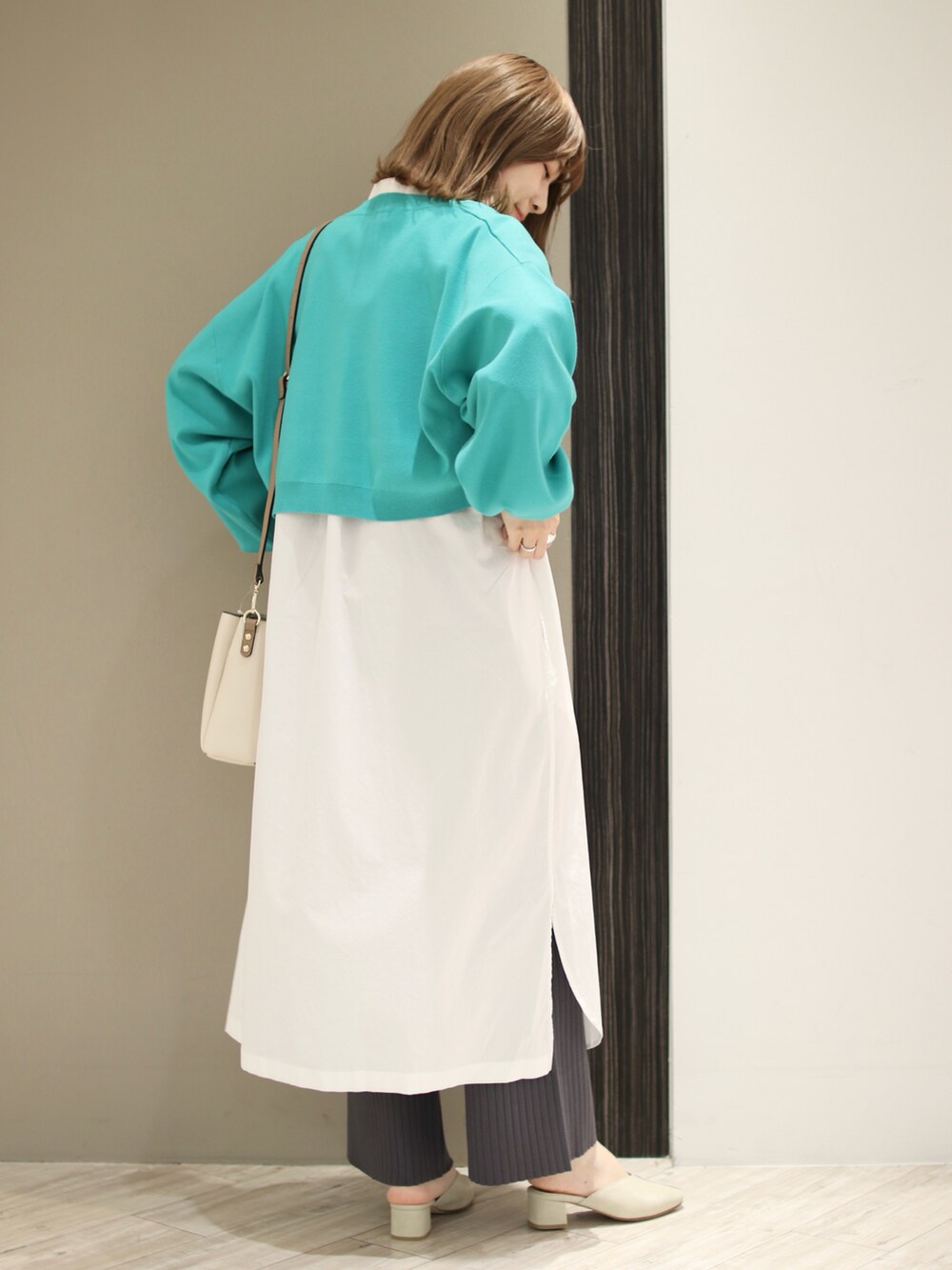 グリーン系のカーディガン/ボレロ、ホワイト系のワンピース、グレー系のその他パンツを着用したレディースの冬コーディネートの4枚目の写真