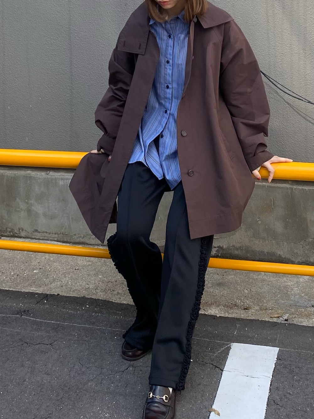 その他のシャツ/ブラウス、ブラウン系のその他アウター、ブラック系のその他パンツを着用したレディースの春コーディネートの5枚目の写真