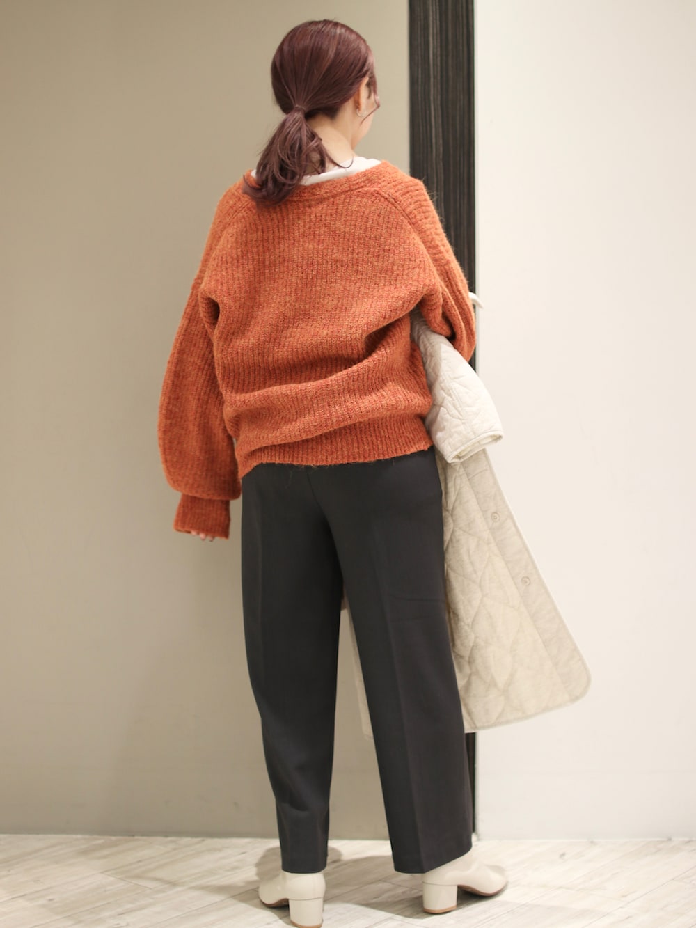 グレー系のその他パンツ、ブラウン系のハンドバッグ、ホワイト系のブーツを着用したレディースの冬コーディネートの4枚目の写真