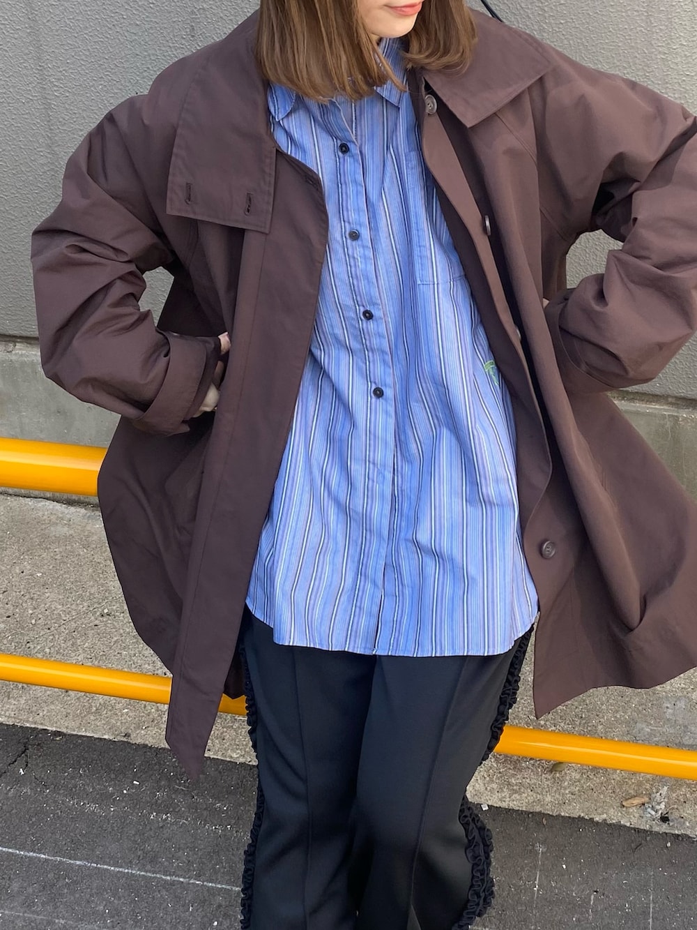 その他のシャツ/ブラウス、ブラウン系のその他アウター、ブラック系のその他パンツを着用したレディースの春コーディネートの6枚目の写真