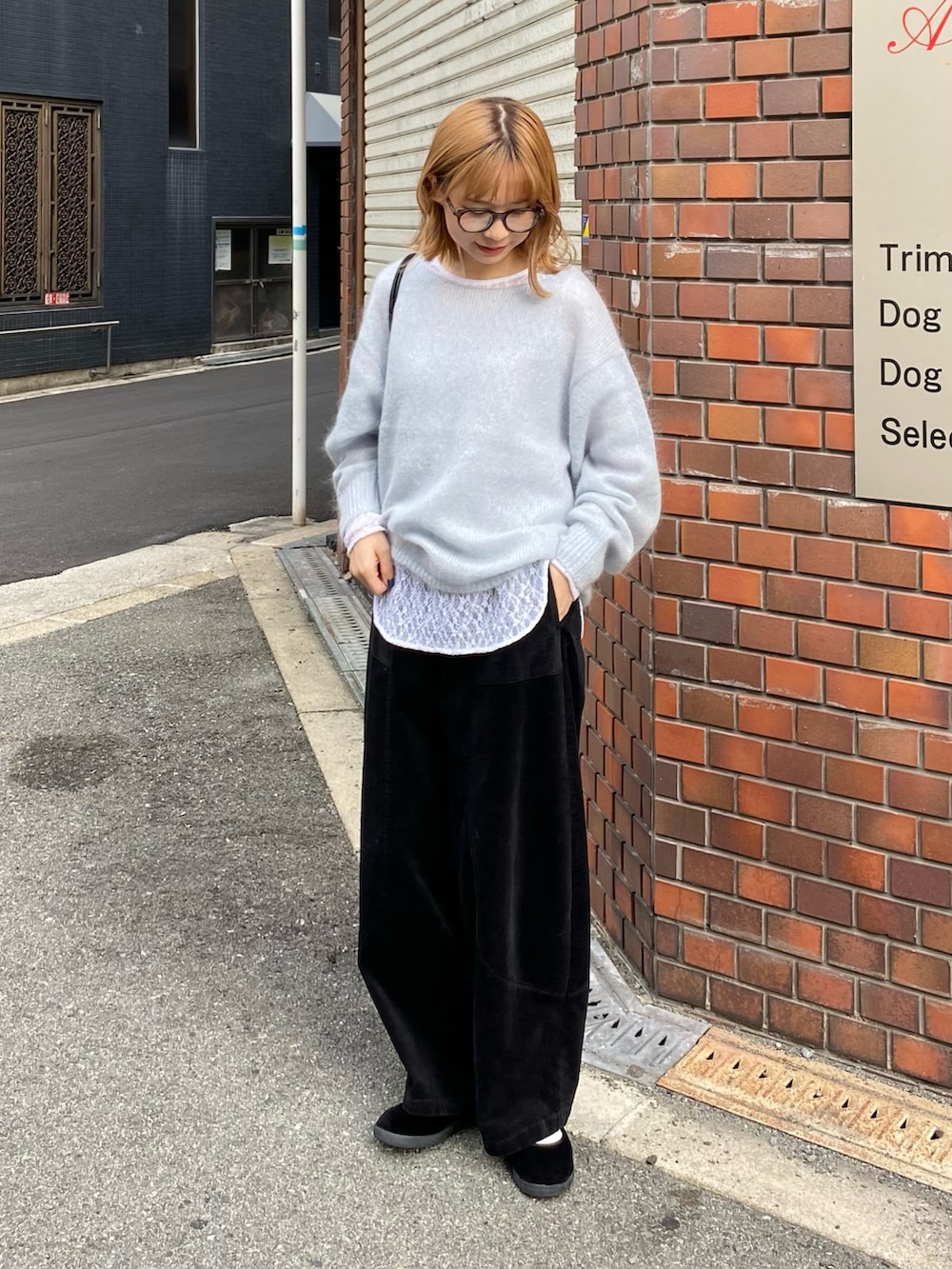 ブラック系のその他シューズ、ブラック系のその他パンツ、ブルー系のニット/セーターを着用したレディースの秋コーディネートの4枚目の写真