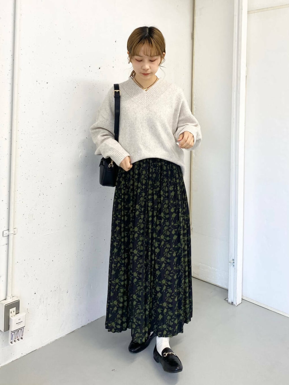 ブラック系のローファー、ブラック系のローファー、ブラック系のショルダーバッグを着用したレディースの冬コーディネートの2枚目の写真