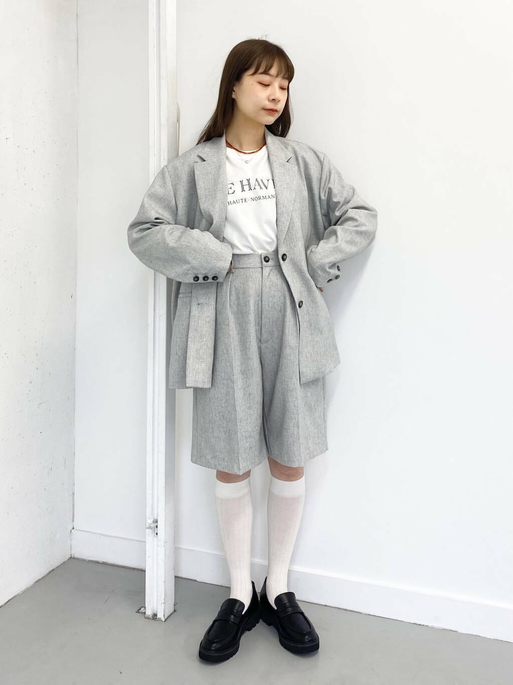 ブラック系のローファー、グレー系のその他パンツ、レッド系のネックレスを着用したレディースの春コーディネートの7枚目の写真