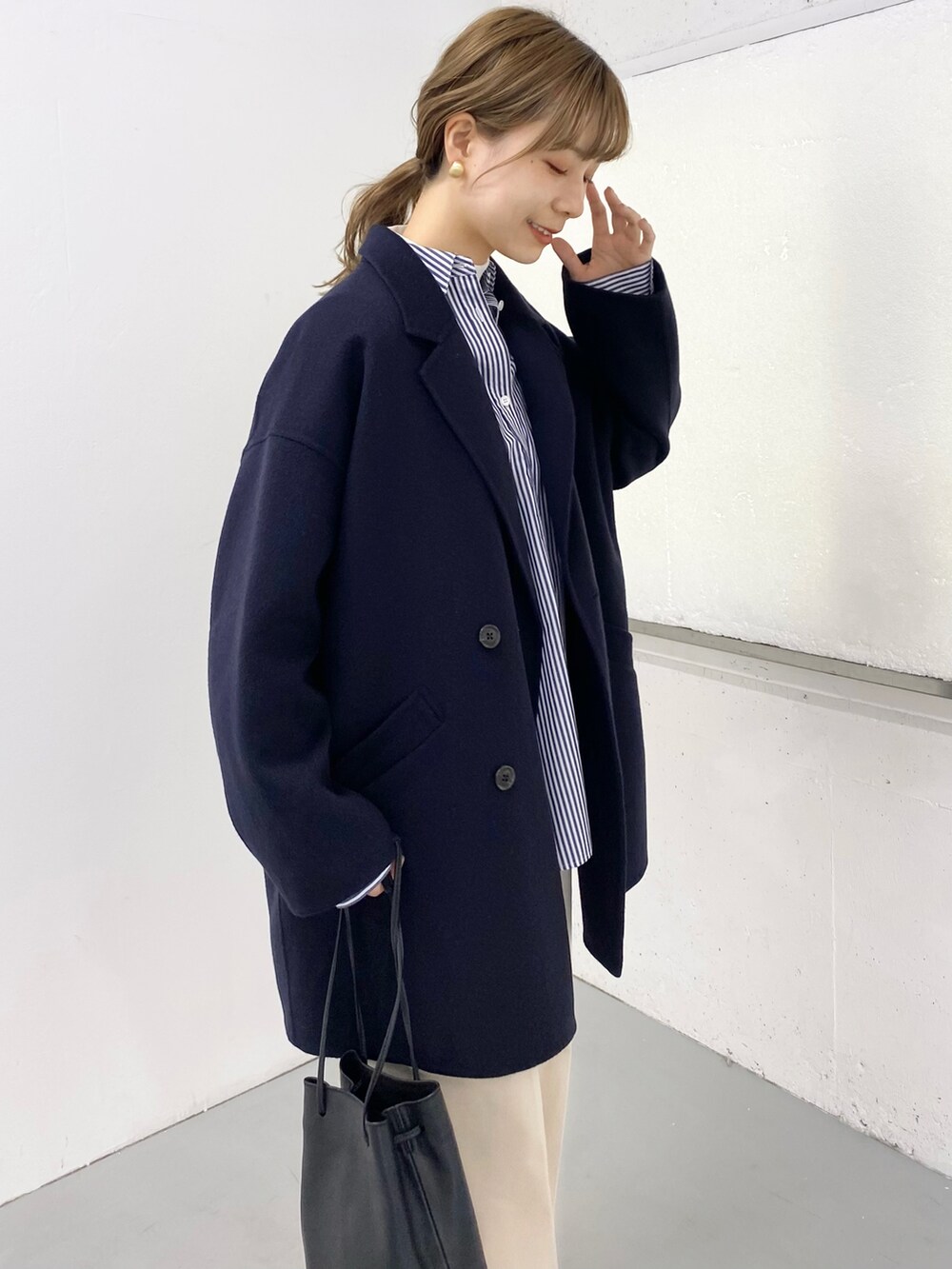 ブルー系のシャツ/ブラウス、ホワイト系のTシャツ/カットソー、ブラック系のショルダーバッグを着用したレディースの秋コーディネートの3枚目の写真