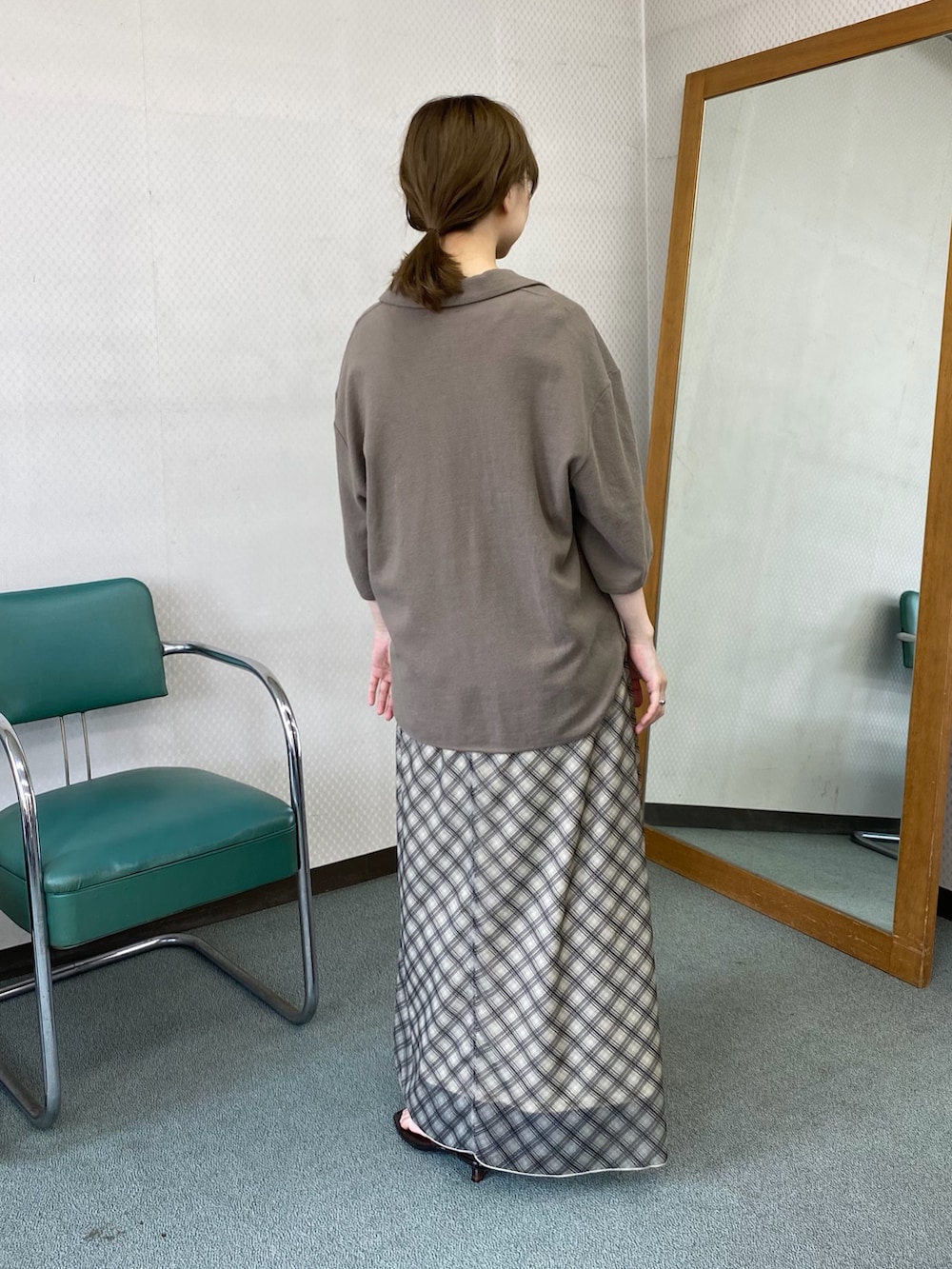 ベージュ系のワンピース、ブラウン系のサンダル、グリーン系のTシャツ/カットソーを着用したレディースの夏コーディネートの3枚目の写真