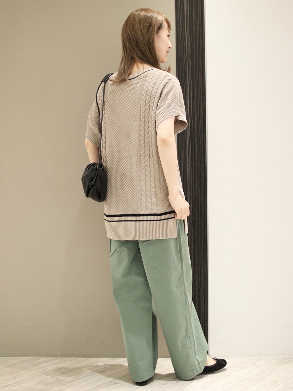 グリーン系のその他パンツ、ブラック系のショルダーバッグ、ブラック系のバレエシューズを着用したレディースの秋コーディネートの3枚目の写真