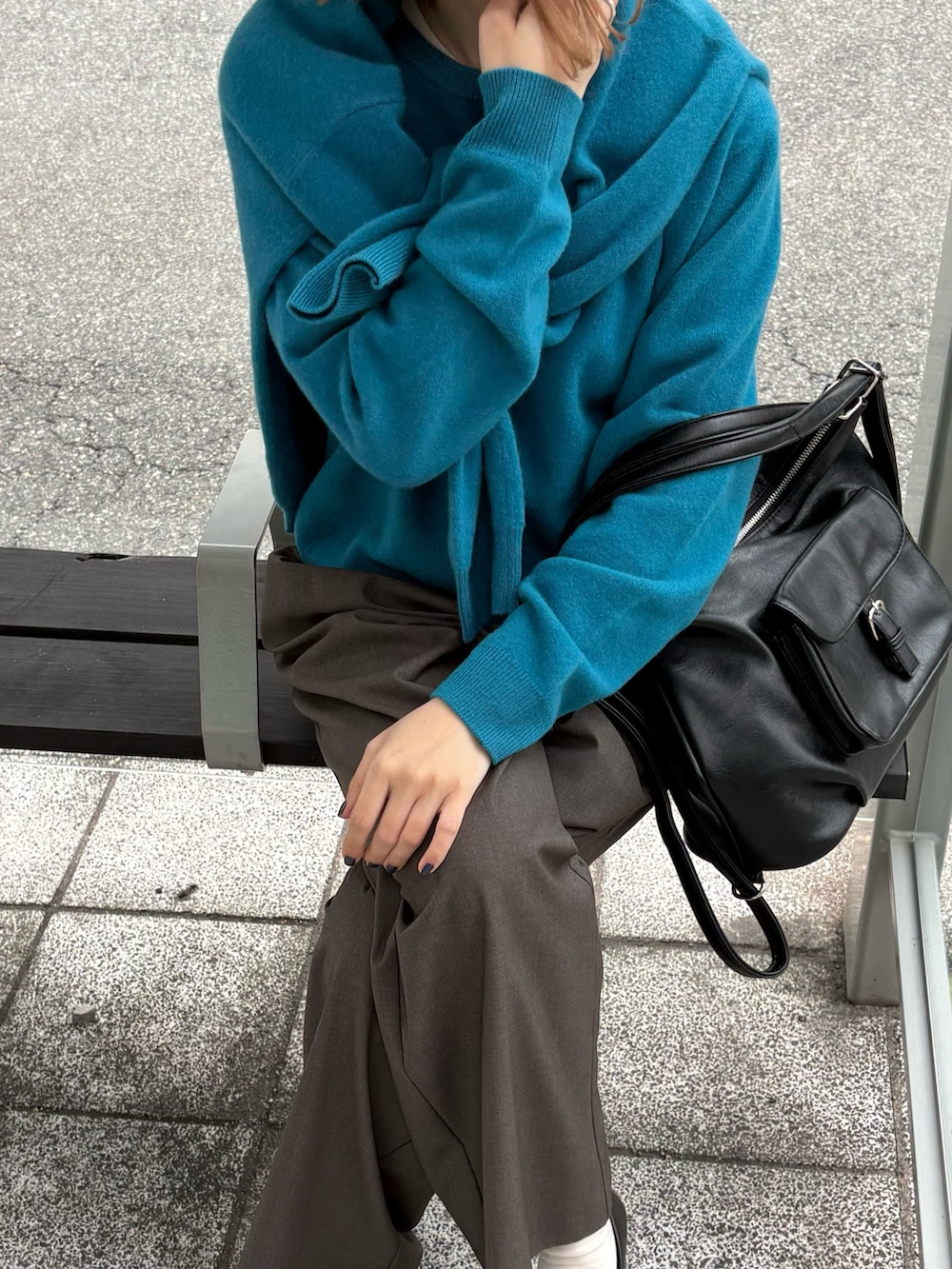 ブルー系のニット/セーター、ブルー系のニット/セーター、グレー系のその他パンツを着用したレディースの冬コーディネートの2枚目の写真