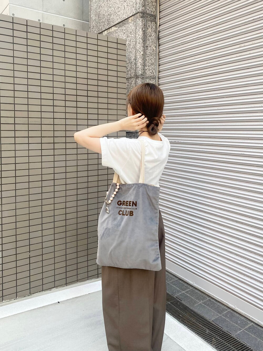 ホワイト系のTシャツ/カットソー、ブラウン系のその他パンツ、ブラック系のネックレスを着用したレディースの夏コーディネートの4枚目の写真