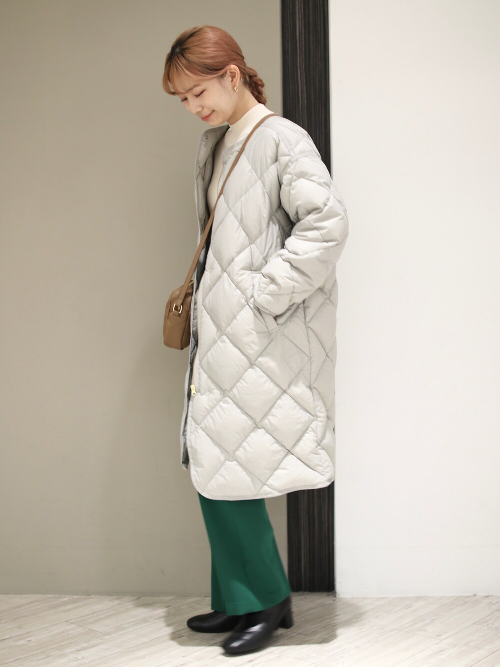 グリーン系のその他パンツ、グレー系のダウンジャケット/コート、イエロー系のショルダーバッグを着用したレディースの冬コーディネートの3枚目の写真