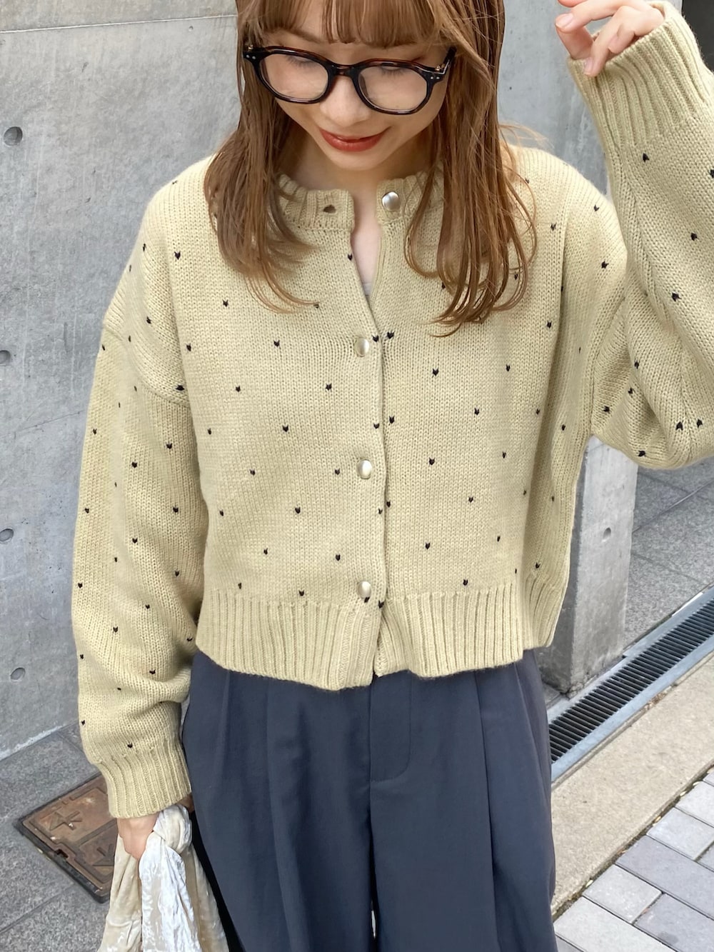 ベージュ系のハンドバッグ、ベージュ系のカーディガン/ボレロ、グレー系のその他パンツを着用したレディースの秋コーディネートの3枚目の写真