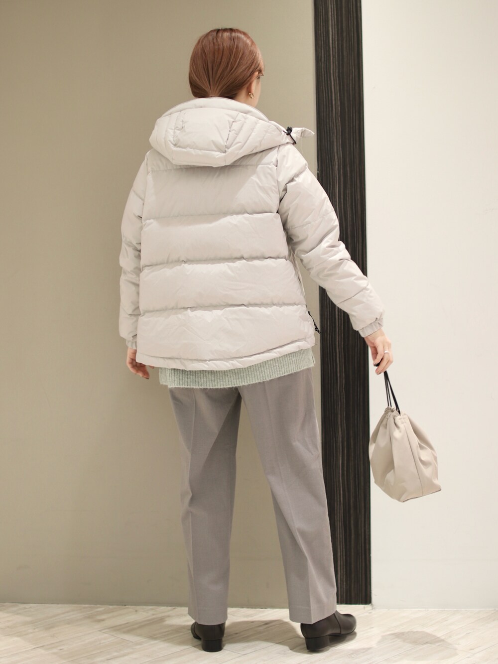 グレー系のその他パンツ、ブラウン系のブーツ、グリーン系のニット/セーターを着用したレディースの冬コーディネートの5枚目の写真