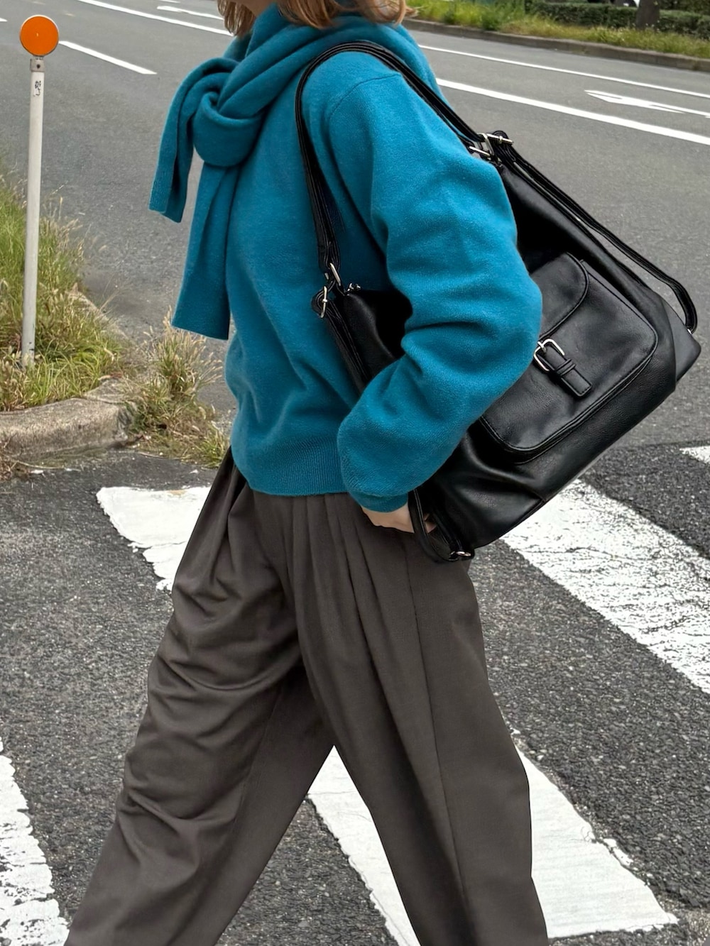 ブルー系のニット/セーター、ブルー系のニット/セーター、グレー系のその他パンツを着用したレディースの冬コーディネートの4枚目の写真