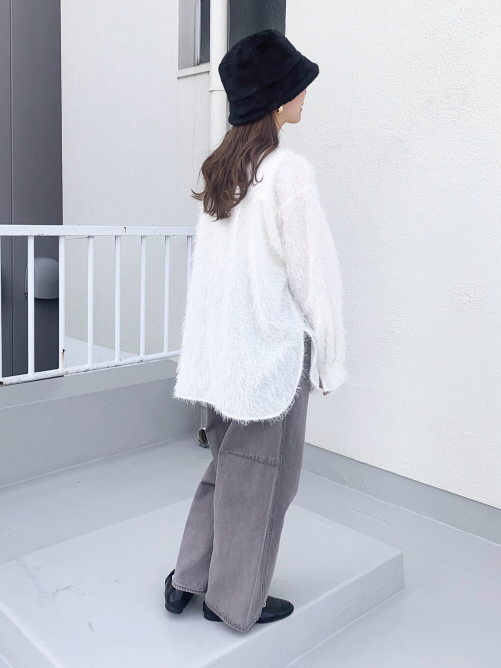 グレー系のデニムパンツ、ホワイト系のシャツ/ブラウス、ブラック系のローファーを着用したレディースの秋コーディネートの5枚目の写真