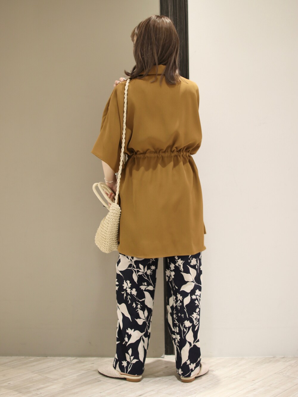 ブルー系のその他パンツ、ホワイト系のサンダル、ブラウン系のシャツ/ブラウスを着用したレディースの春コーディネートの4枚目の写真