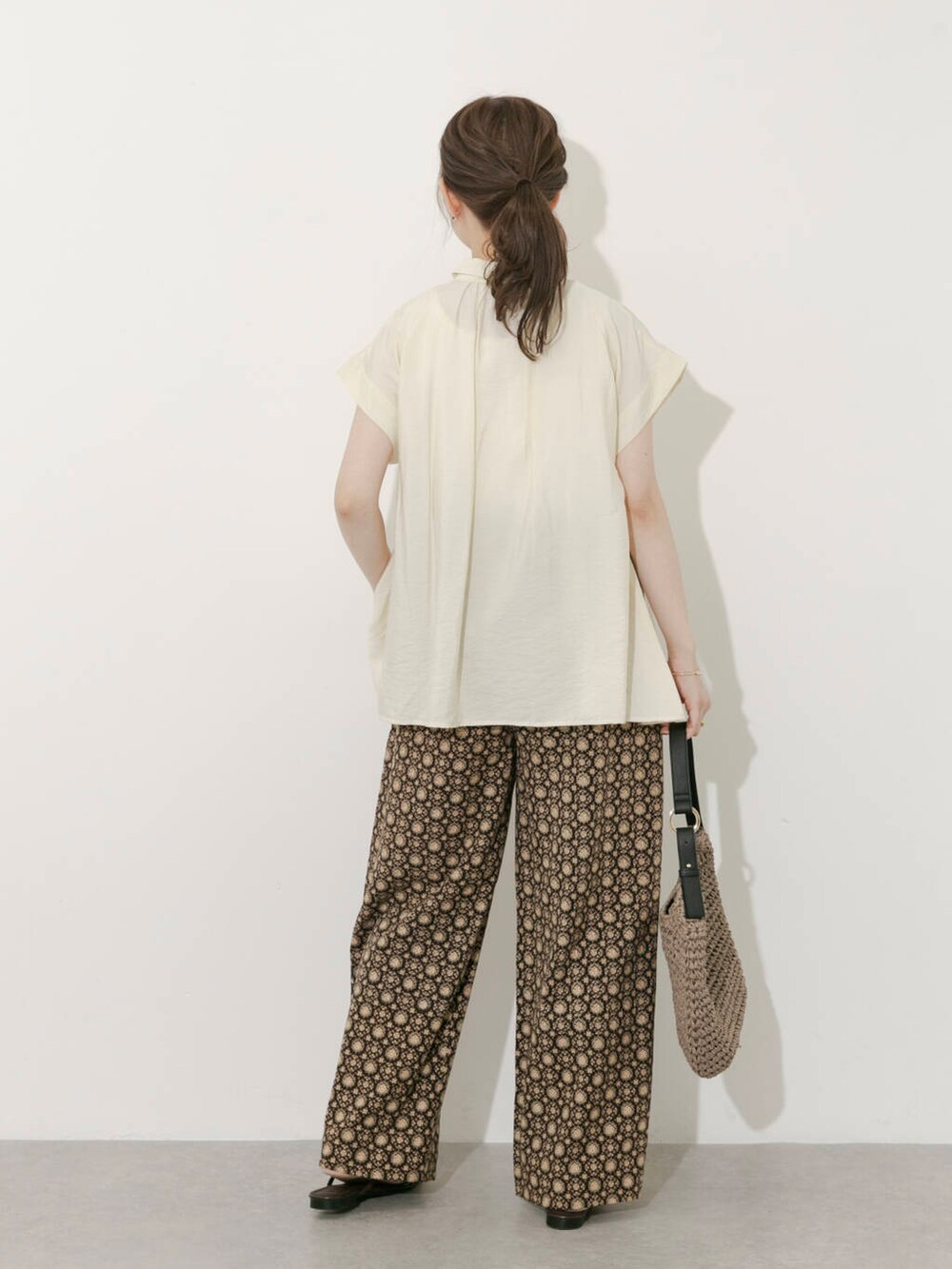 グレー系のトートバッグ、ホワイト系のシャツ/ブラウス、ブラック系のその他パンツを着用したレディースの夏コーディネートの6枚目の写真