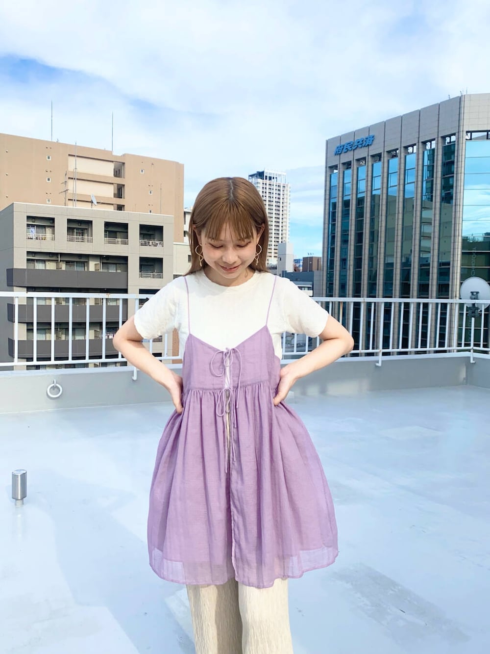 ベージュ系のその他パンツ、ホワイト系のTシャツ/カットソー、ブラック系のサンダルを着用したレディースの夏コーディネートの3枚目の写真
