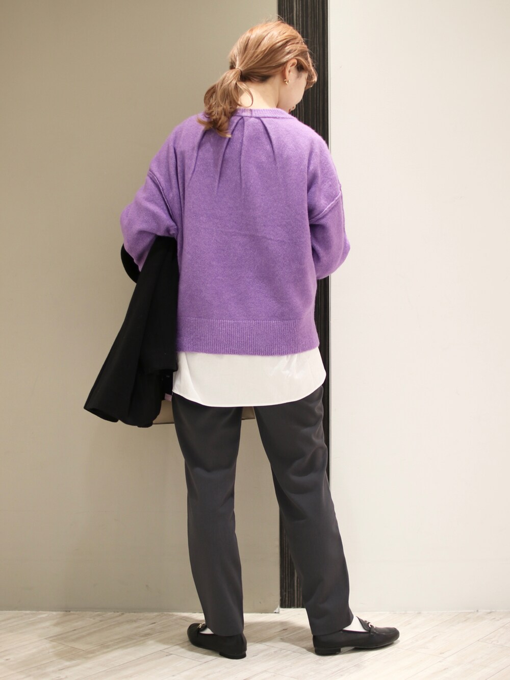 グレー系のその他パンツ、ブラック系のローファー、パープル系のニット/セーターを着用したレディースの冬コーディネートの4枚目の写真