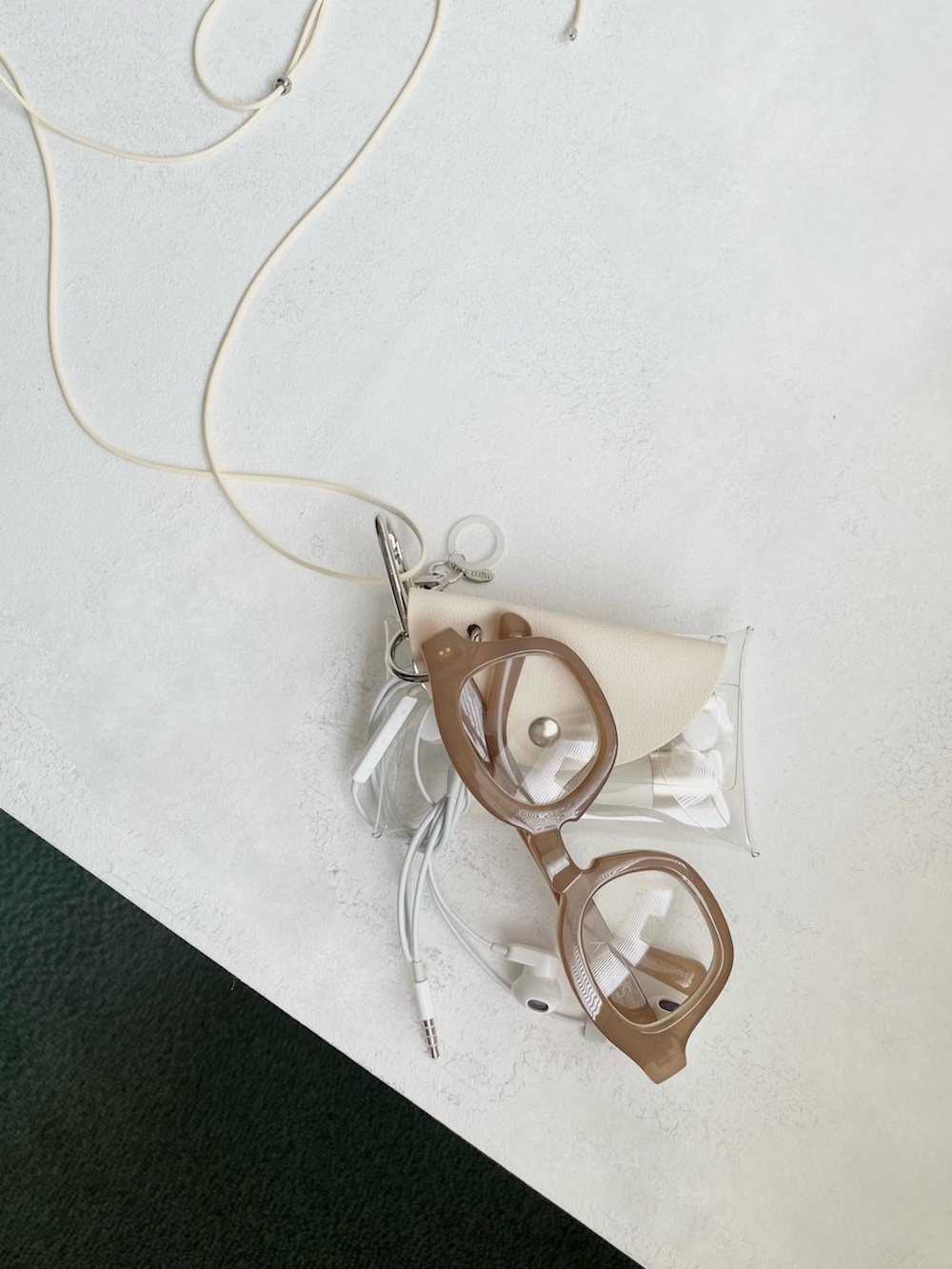 ベージュ系のシャツ/ブラウス、グレー系のその他パンツ、ブラウン系のサンダルを着用したレディースの夏コーディネートの6枚目の写真
