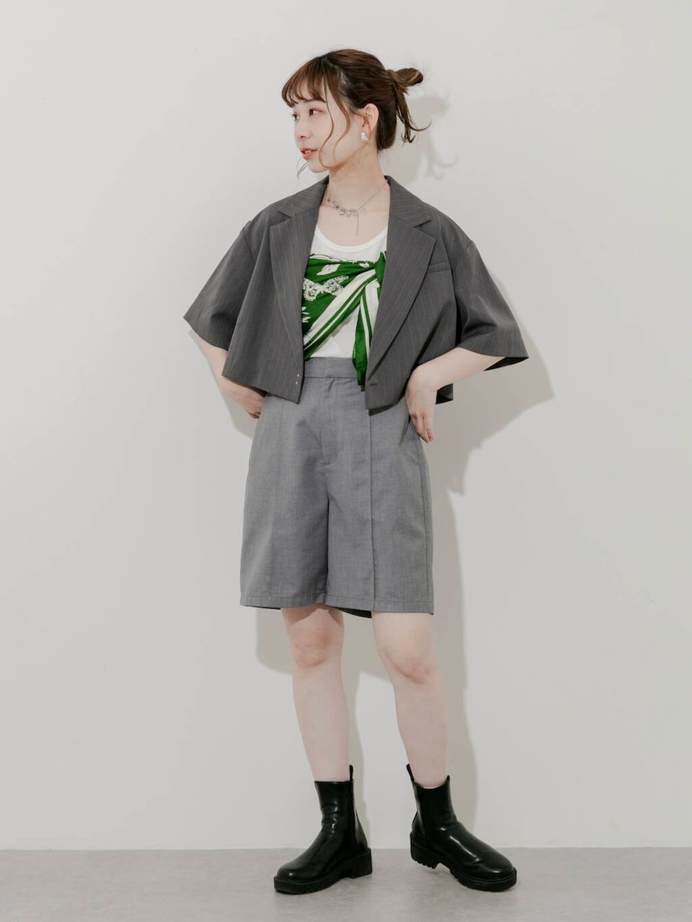 グレー系のその他パンツ、ホワイト系のタンクトップ、グレー系のその他アウターを着用したレディースの夏コーディネートの4枚目の写真