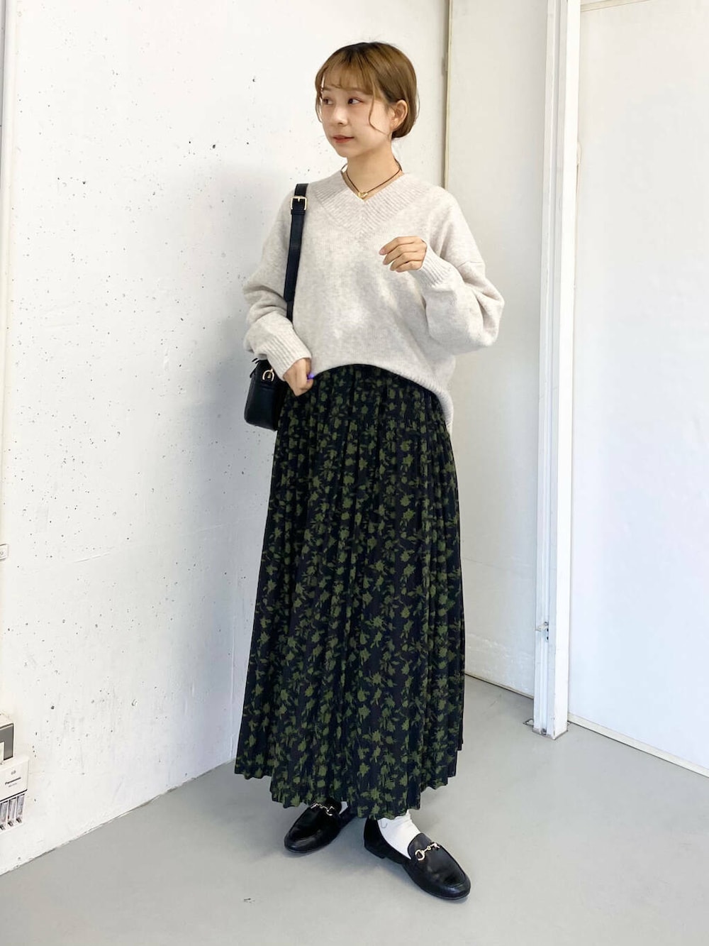 ブラック系のローファー、ブラック系のローファー、ブラック系のショルダーバッグを着用したレディースの冬コーディネートの3枚目の写真