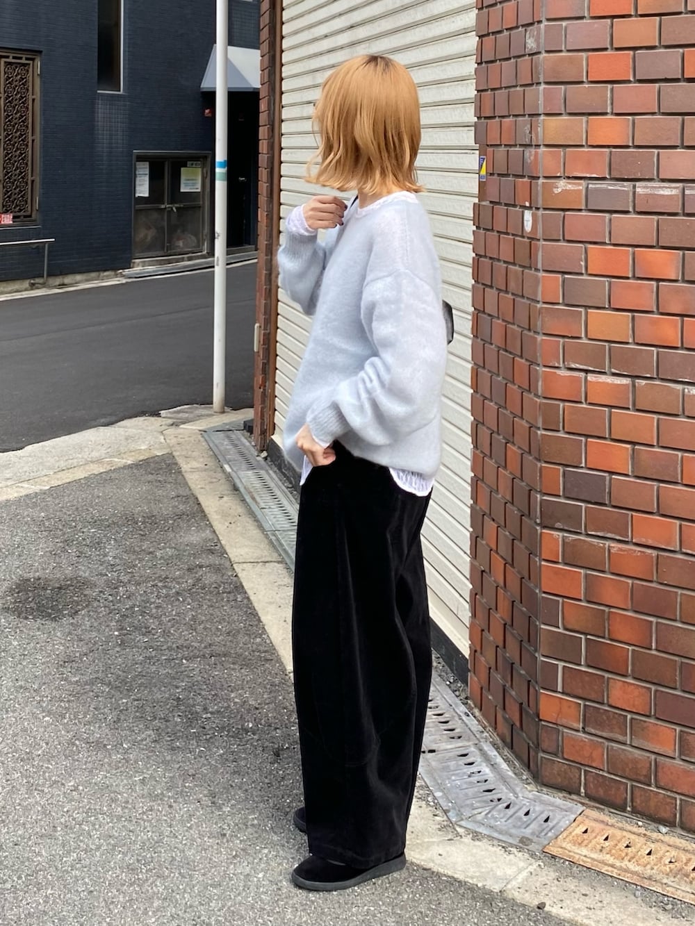 ブラック系のその他シューズ、ブラック系のその他パンツ、ブルー系のニット/セーターを着用したレディースの秋コーディネートの3枚目の写真