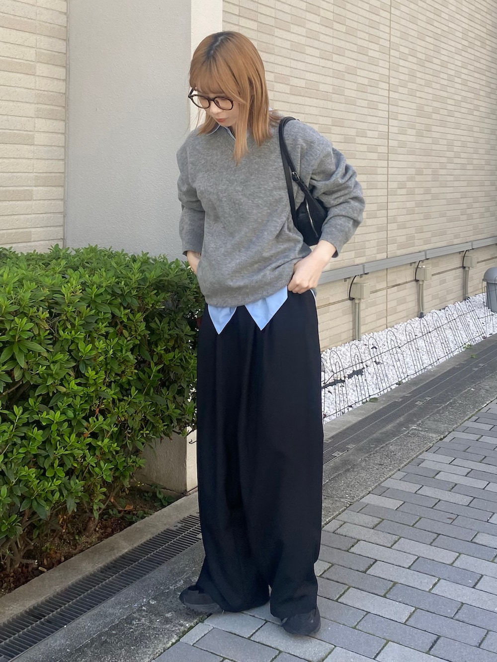 ブルー系のシャツ/ブラウス、ブラック系のボストンバッグ、グレー系のニット/セーターを着用したレディースの秋コーディネートの3枚目の写真