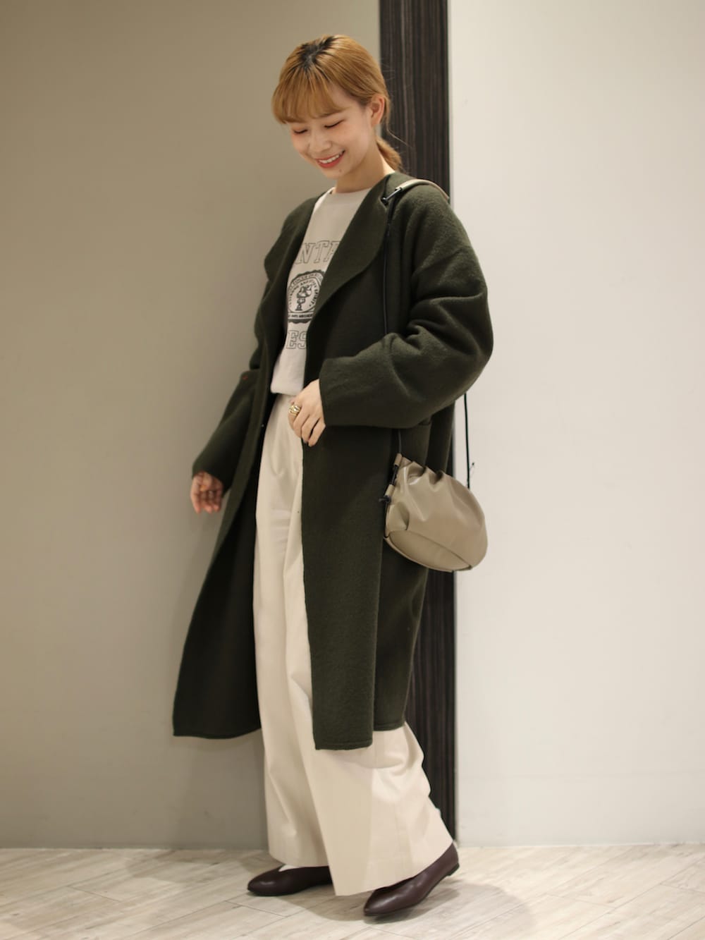 ホワイト系のその他パンツ、グレー系のスウェット、グリーン系のその他アウターを着用したレディースの冬コーディネートの2枚目の写真