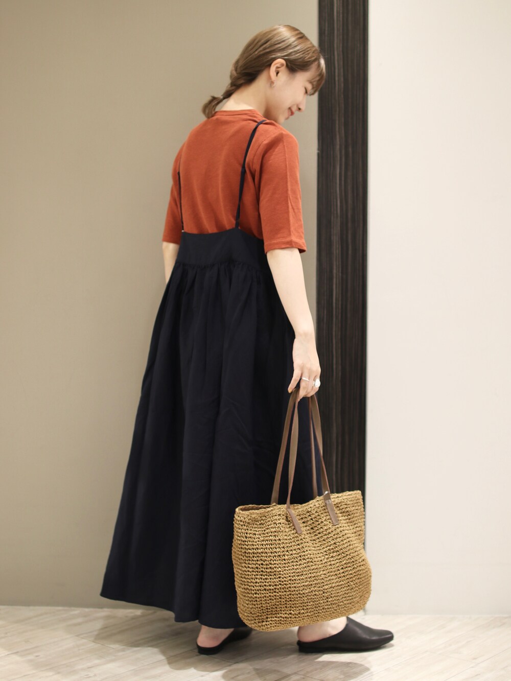 ブラウン系のTシャツ/カットソー、ブラック系のワンピース、ベージュ系のトートバッグを着用したレディースの夏コーディネートの4枚目の写真