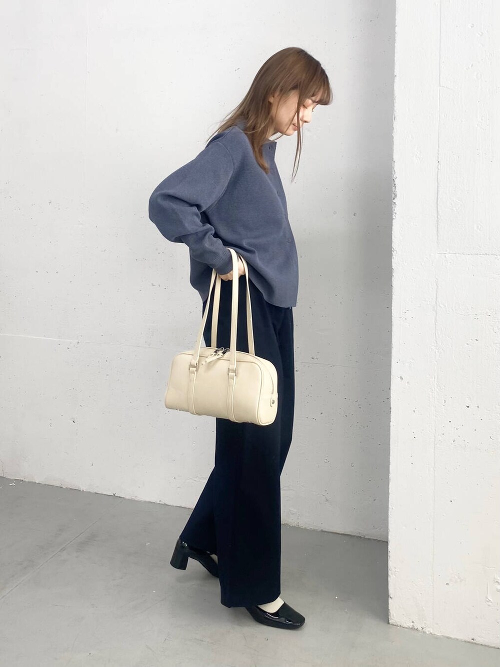 ホワイト系のボストンバッグ、ブルー系のその他パンツ、ブルー系のカーディガン/ボレロを着用したレディースの冬コーディネートの3枚目の写真