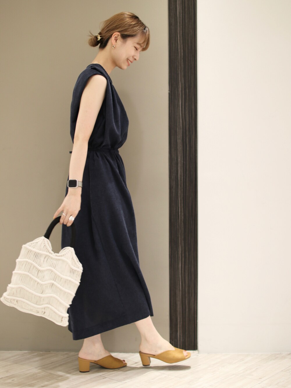 ホワイト系のハンドバッグ、イエロー系のサンダル、ブルー系のワンピースを着用したレディースの夏コーディネートの3枚目の写真