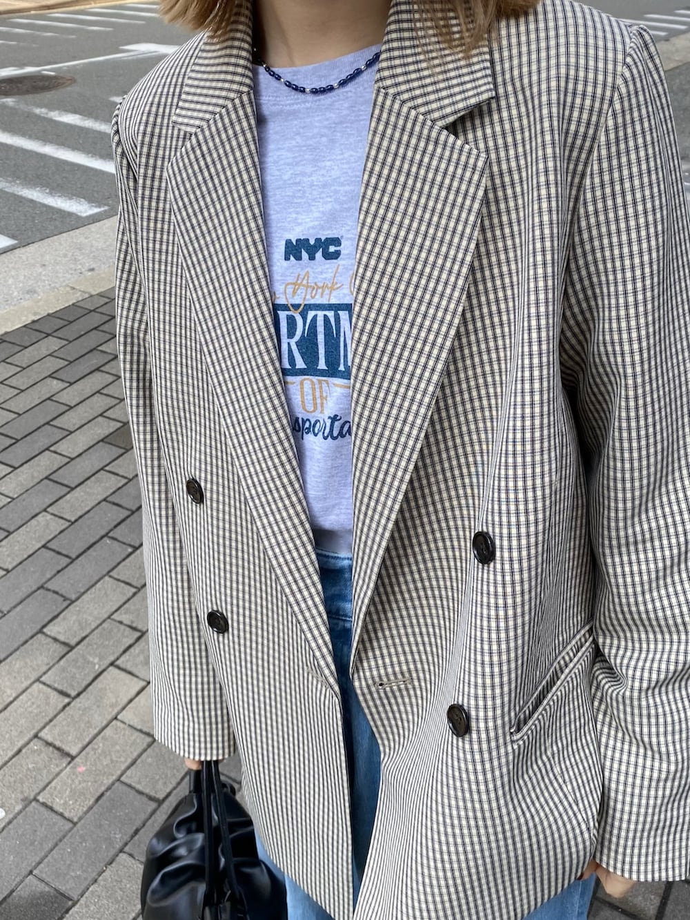 グレー系のTシャツ/カットソー、ベージュ系のテーラードジャケット、ブラック系のその他シューズを着用したレディースの冬コーディネートの2枚目の写真